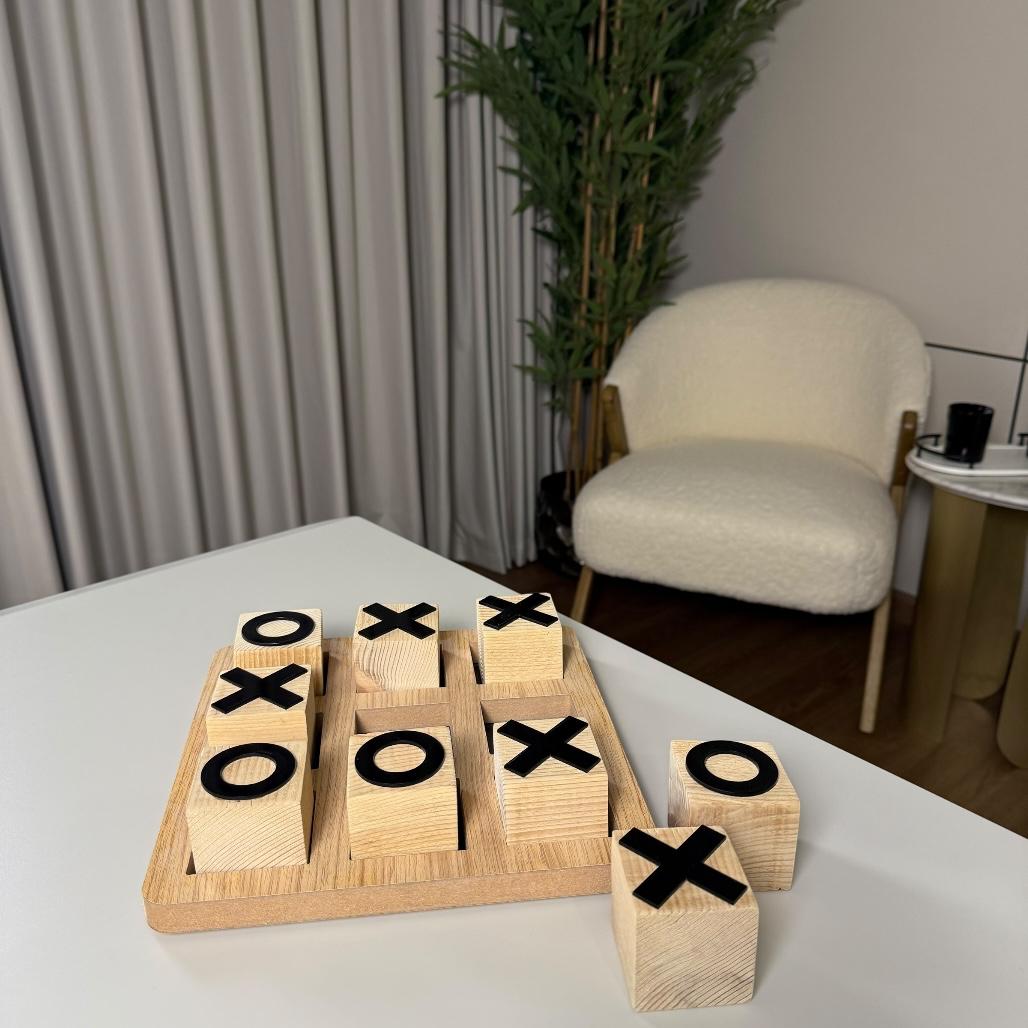 لعبة ايكس او الخشبية - قطع أكريليك باللون الأسود
