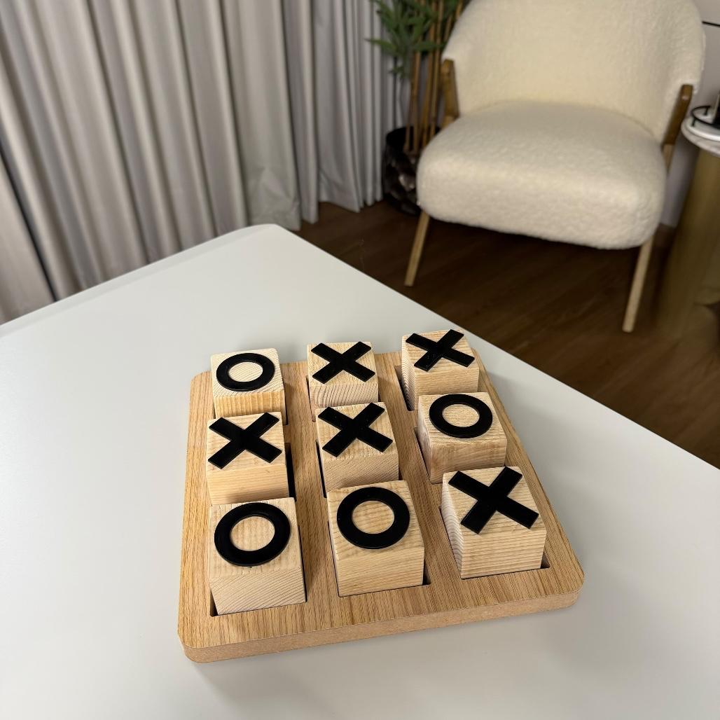 لعبة ايكس او الخشبية - قطع أكريليك باللون الأسود