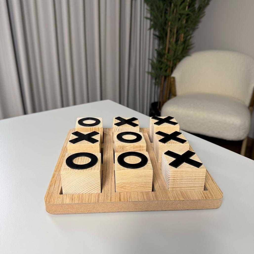 لعبة ايكس او الخشبية - قطع أكريليك باللون الأسود