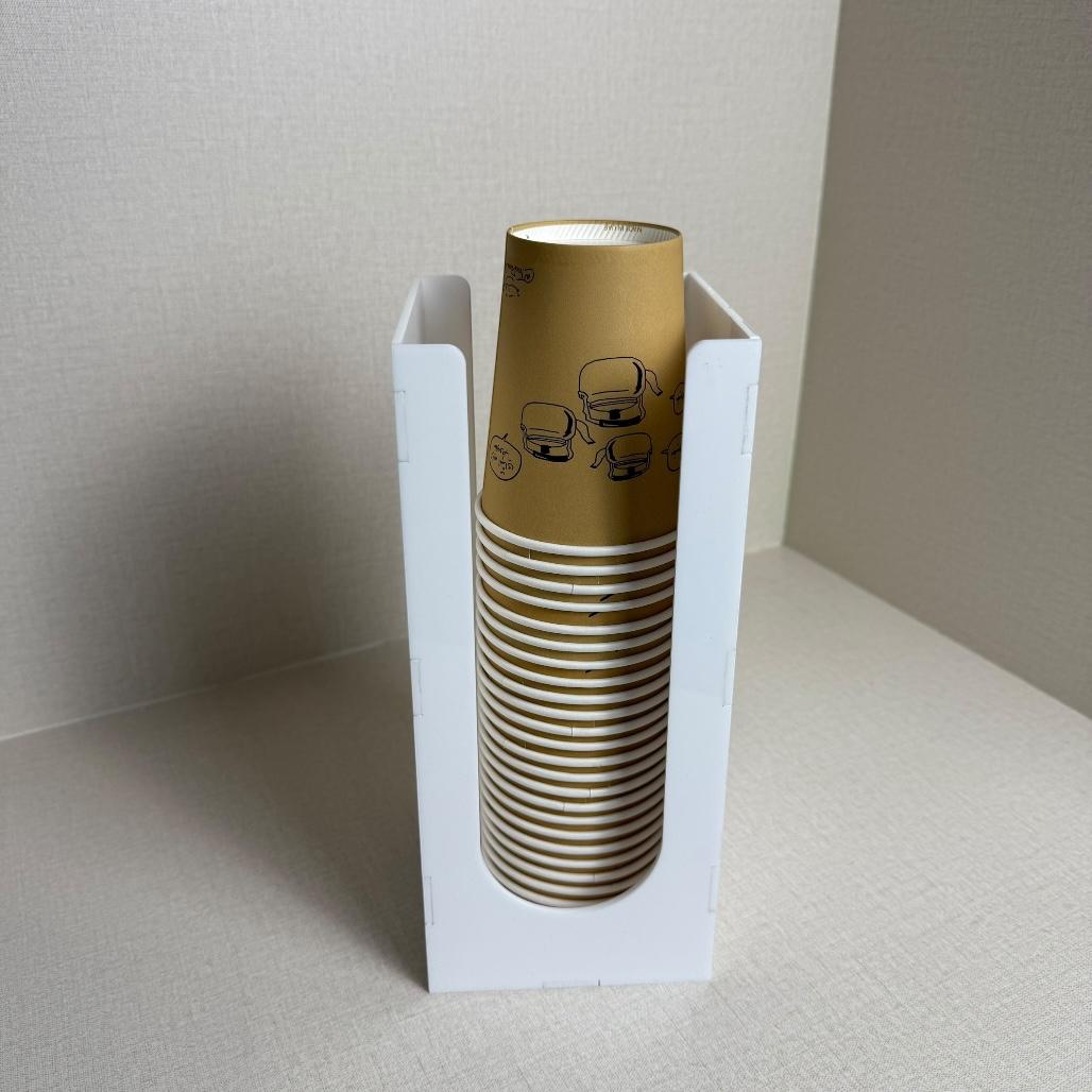 ستاند أكريليك عامودي فاخر لتنظيم أكواب الشاي والقهوة