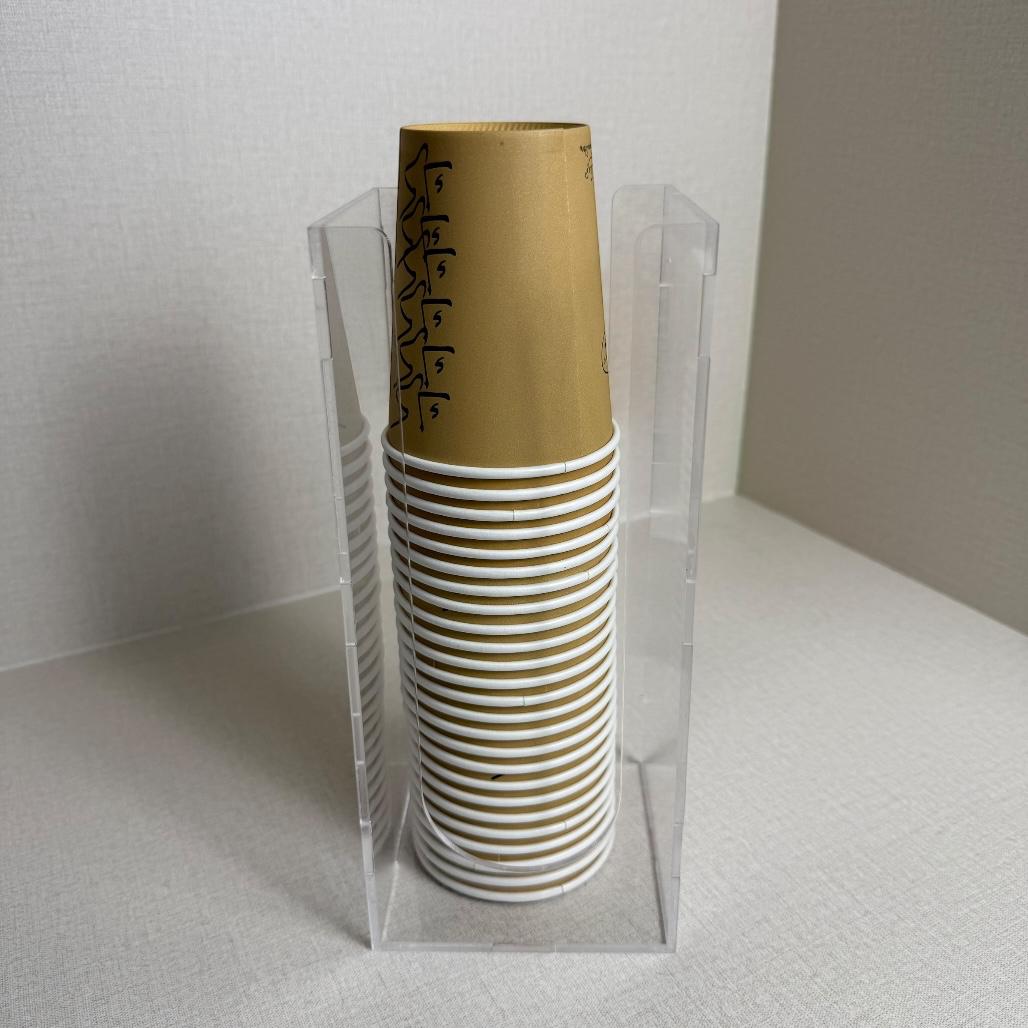 ستاند أكريليك عامودي فاخر لتنظيم أكواب الشاي والقهوة