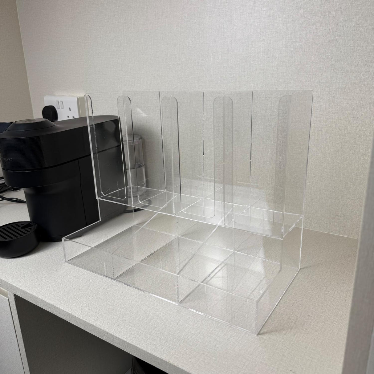 ستاند أكريليك 4 خانات لتنظيم أكواب الضيافة