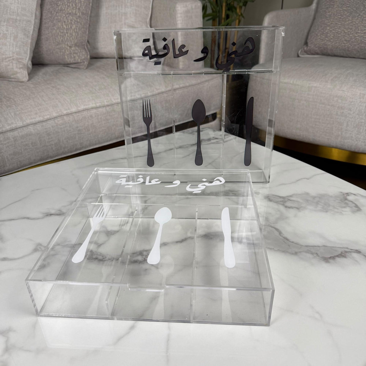 منظم أكريليك شفاف بنقشة “هني و عافية” – طباعة بيضاء أو سوداء