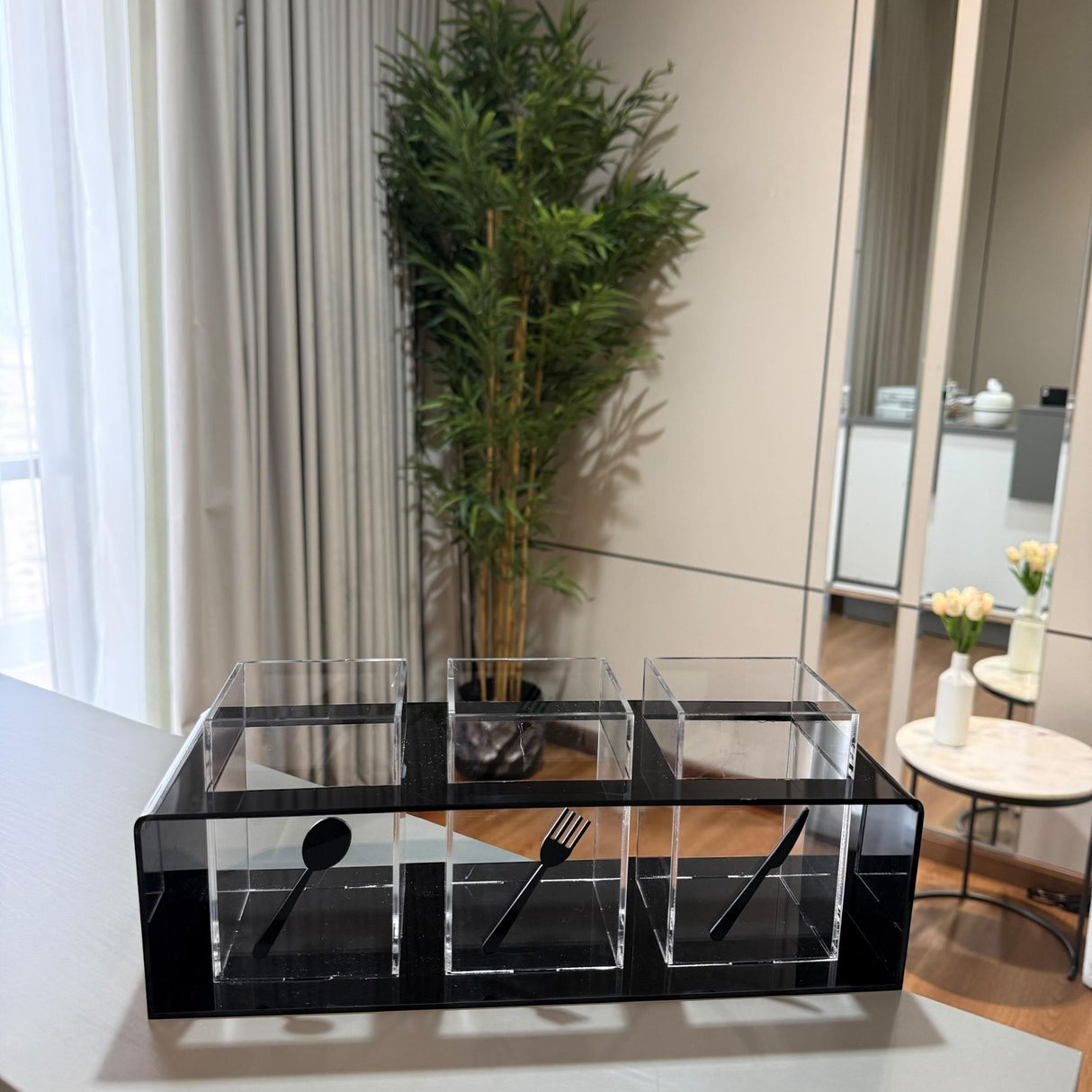 منظّم ثلاثي بأطراف ملوّنة لأدوات السفرة | أبيض - أسود - رصاصي