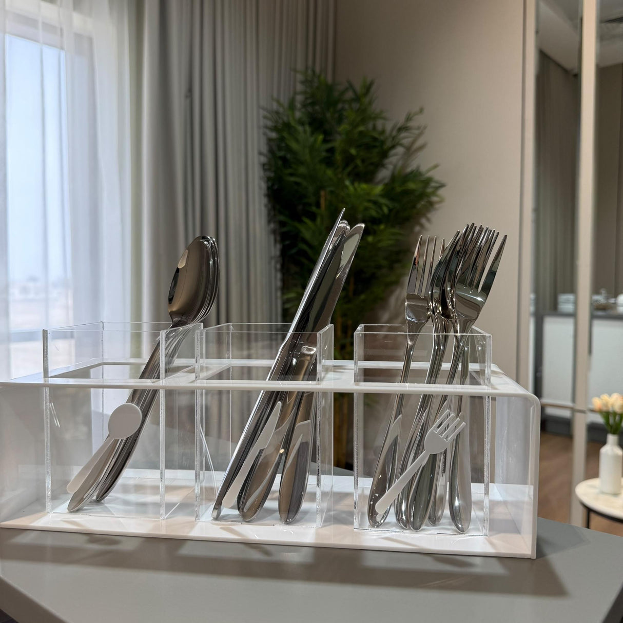 منظّم ثلاثي بأطراف ملوّنة لأدوات السفرة | أبيض - أسود - رصاصي