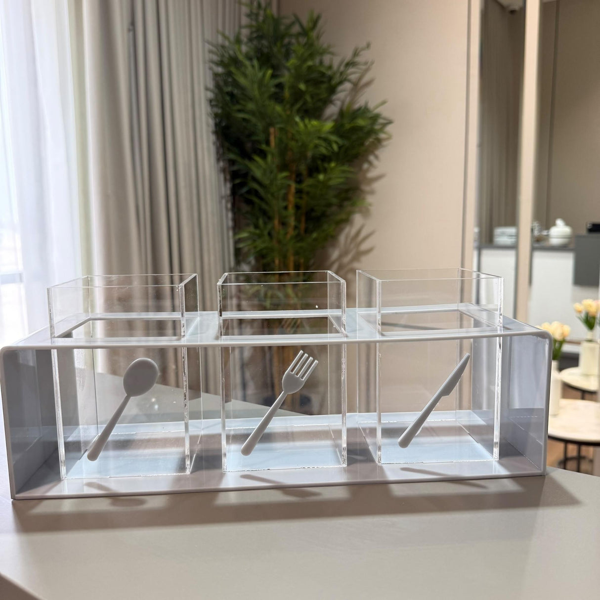 منظّم ثلاثي بأطراف ملوّنة لأدوات السفرة | أبيض - أسود - رصاصي