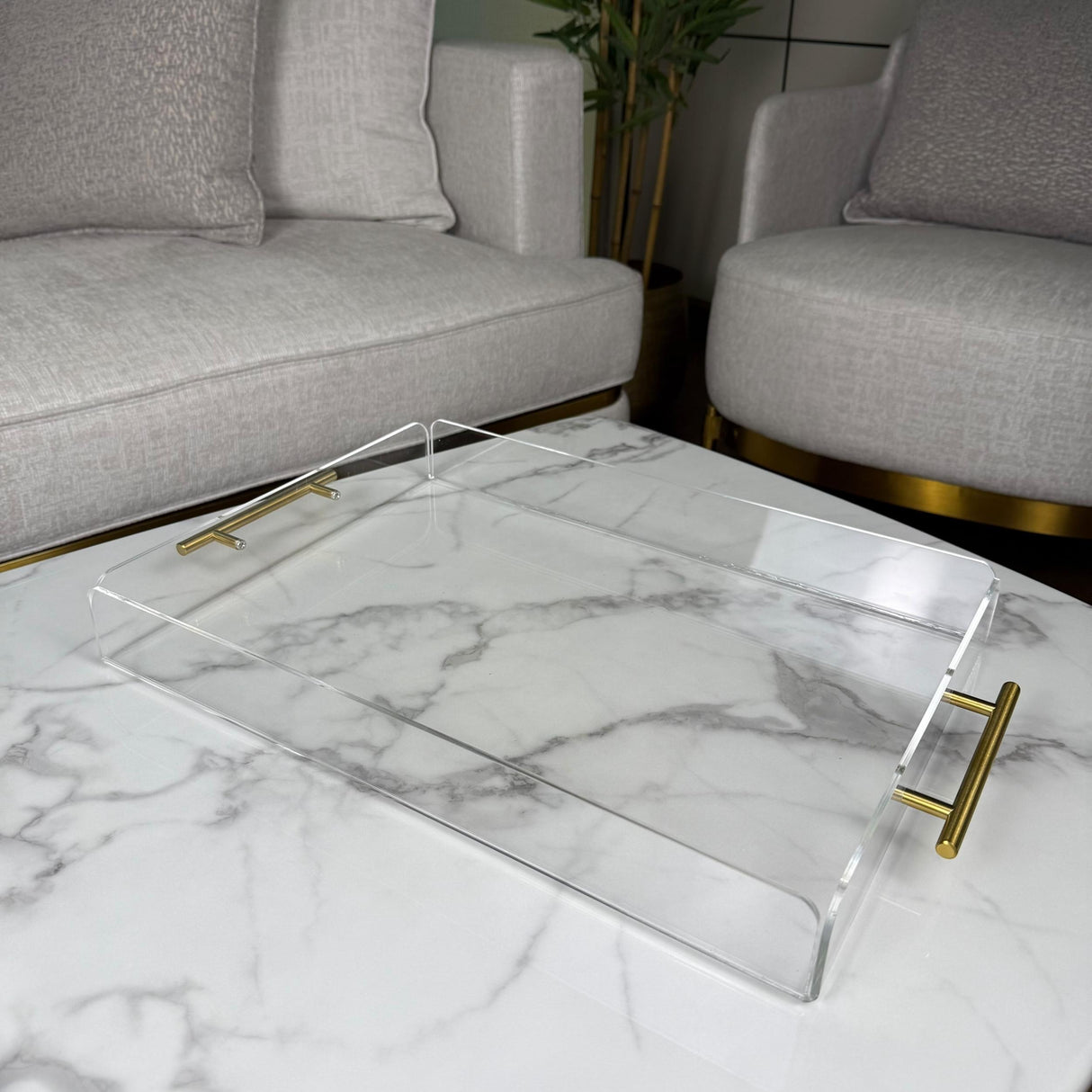 صينية بمقابض ذهبية – تصميم فاخر من الأكريليك الشفاف