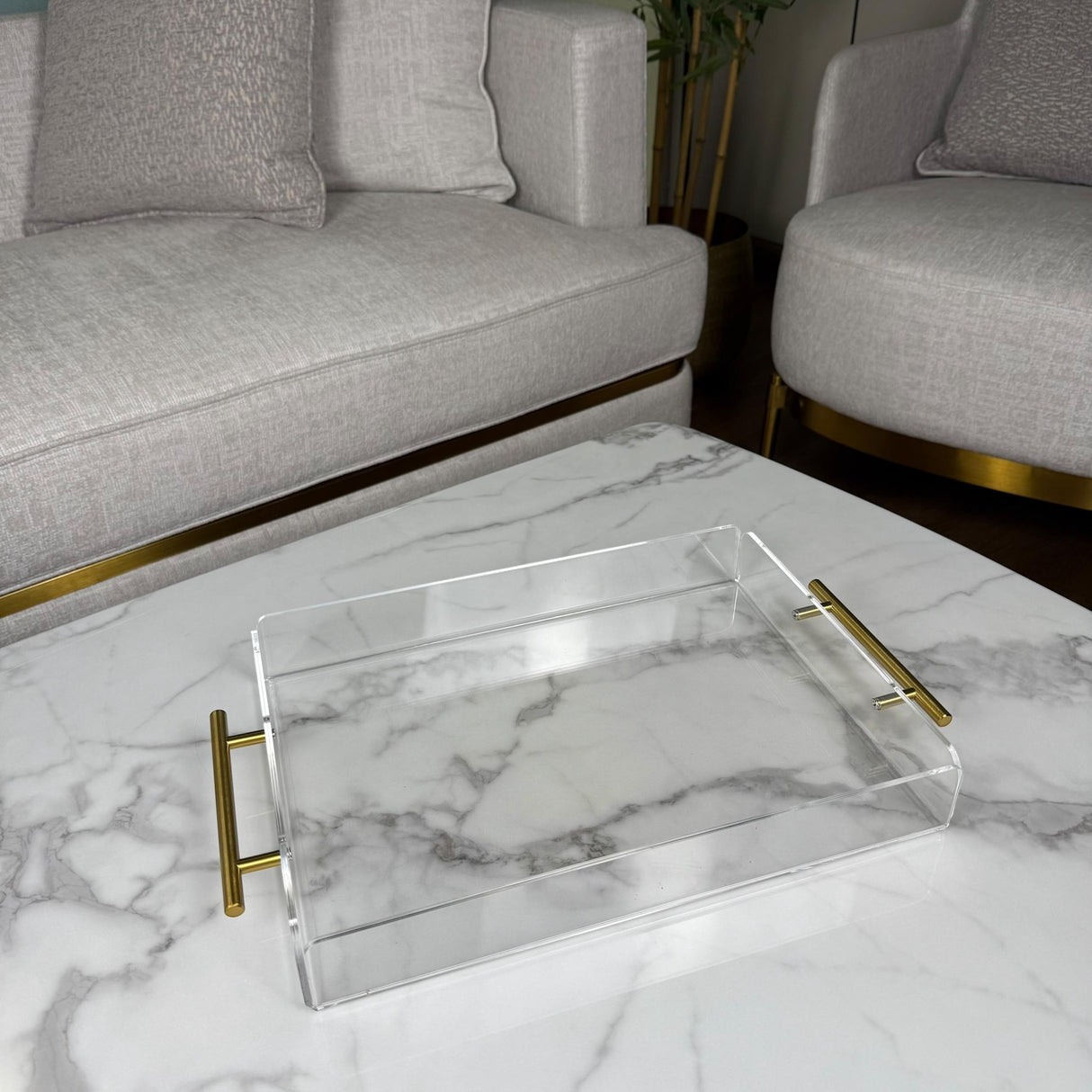صينية بمقابض ذهبية – تصميم فاخر من الأكريليك الشفاف