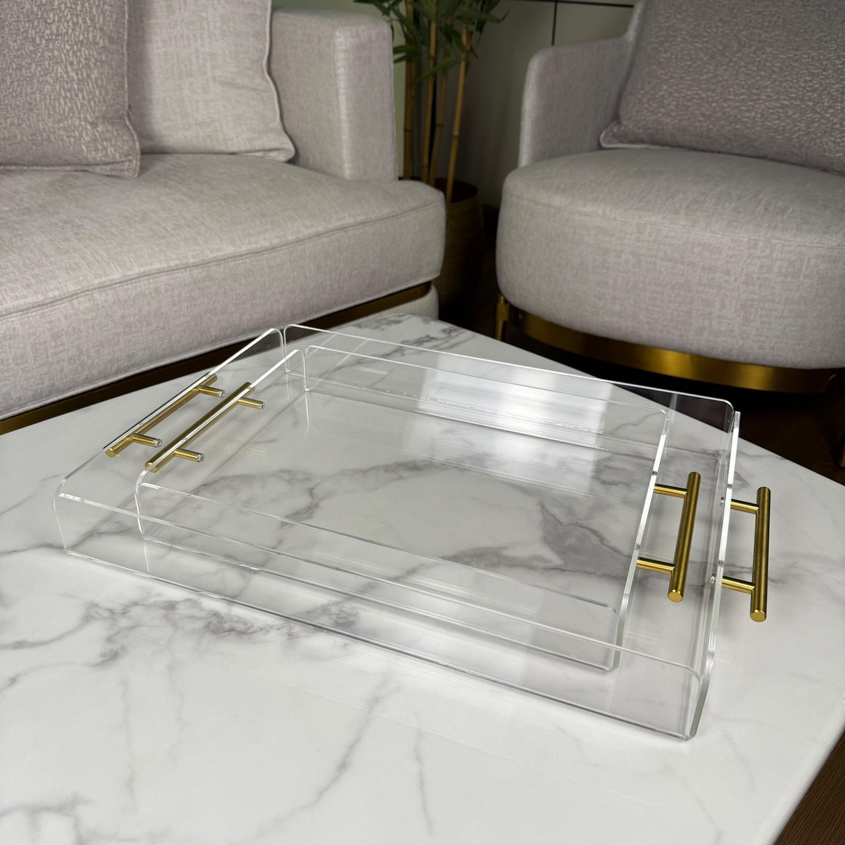 صينية بمقابض ذهبية – تصميم فاخر من الأكريليك الشفاف