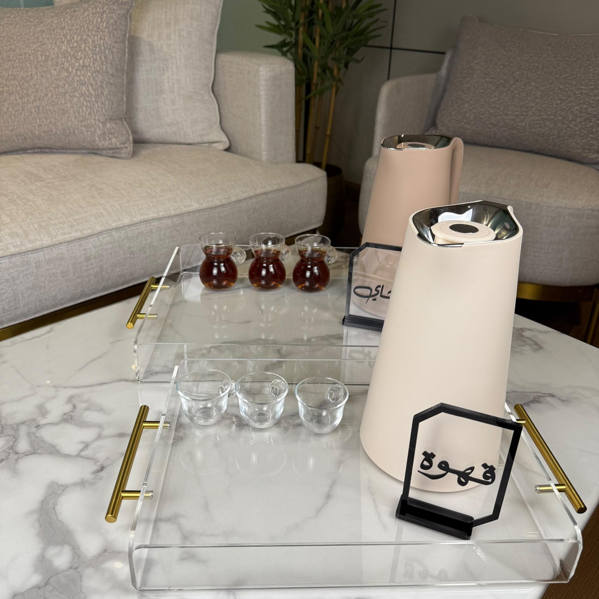 صينية بمقابض ذهبية – تصميم فاخر من الأكريليك الشفاف