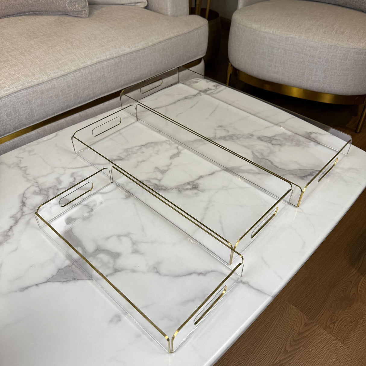 صواني أكريليك شفافة بلمسة ذهبية - 3 مقاسات