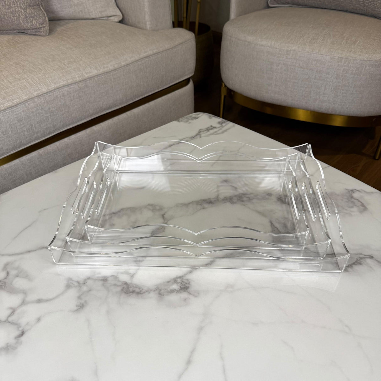 صواني أكريليك شفاف بمقابض جانبية بتصميم مموج – 3 مقاسات