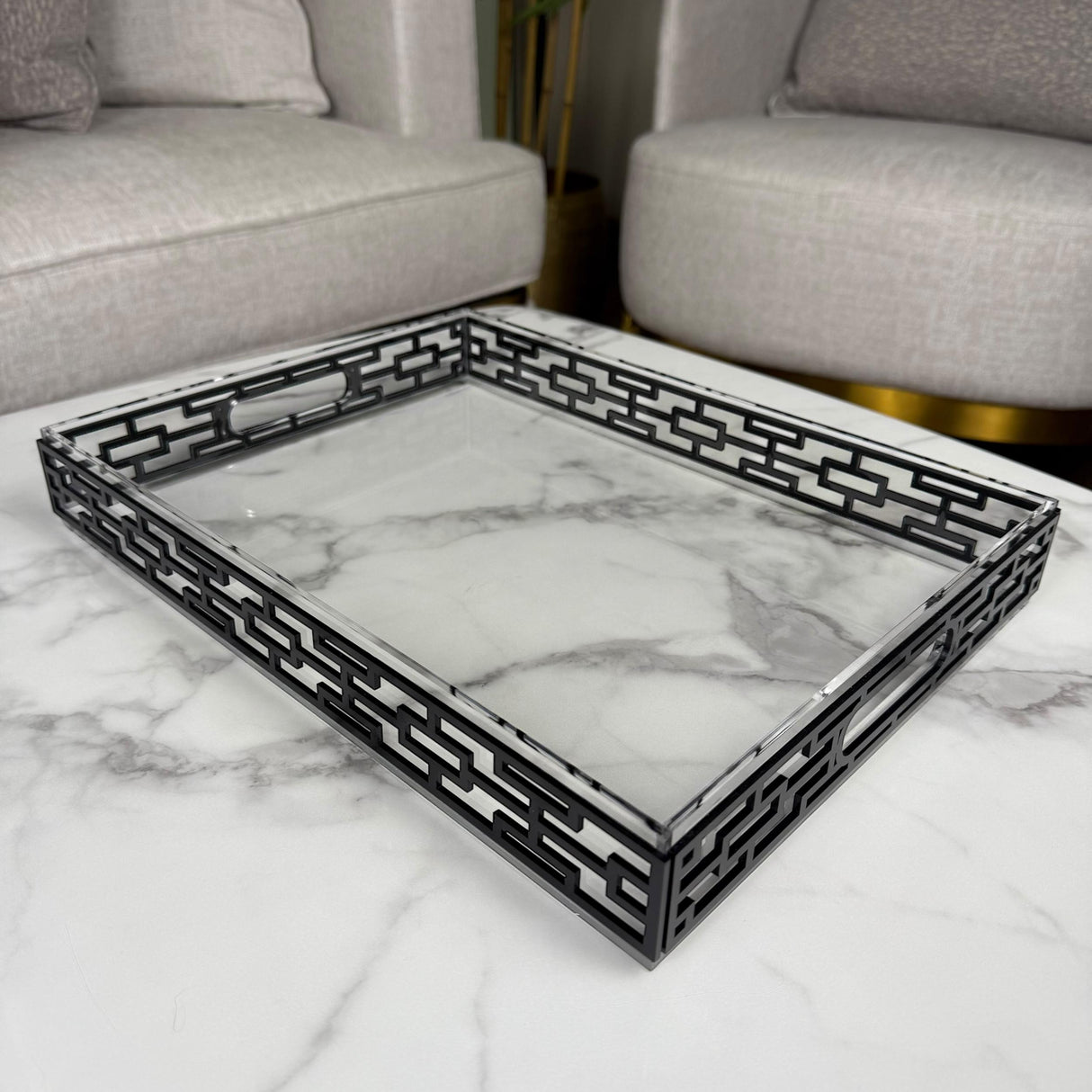 صينية تقديم أكريليك شفافة بإطار أسود أو أبيض – تصميم أنيق وعصري