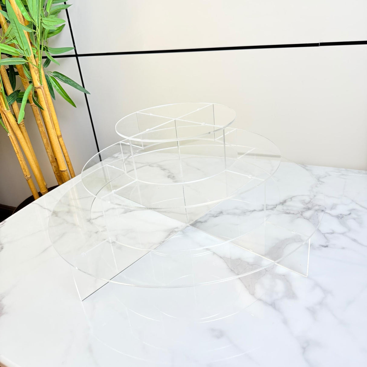 ستاند عرض ثلاثي دائري شفاف - تصميم أنيق من الأكريليك