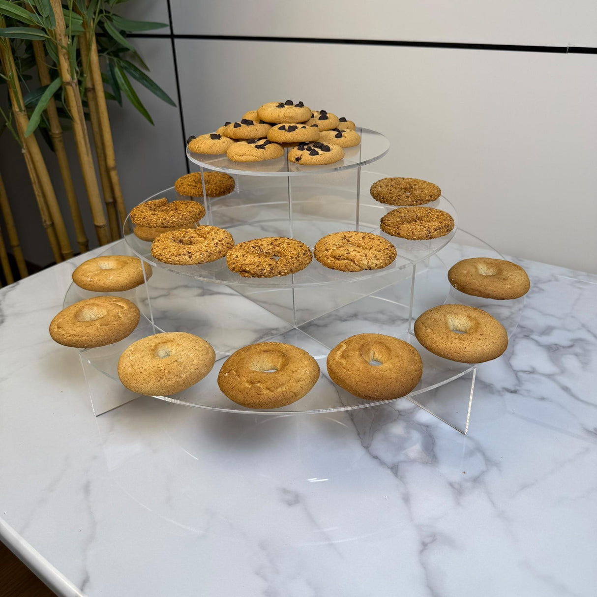 ستاند عرض ثلاثي دائري شفاف - تصميم أنيق من الأكريليك