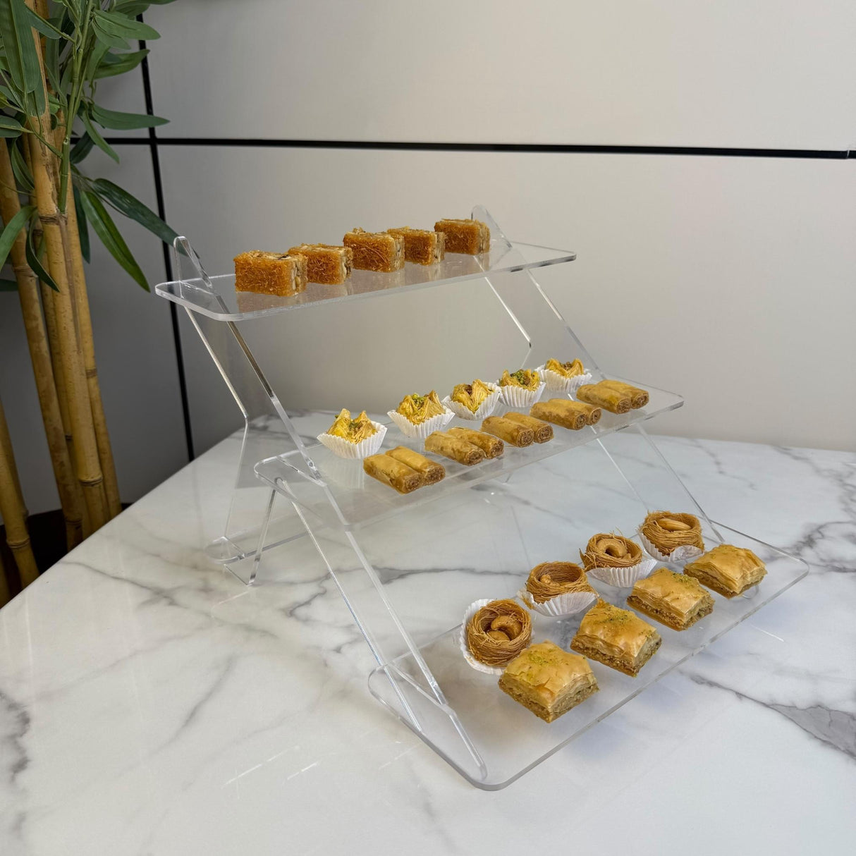 ستاند تقديم 3 طبقات من الأكريليك الشفاف