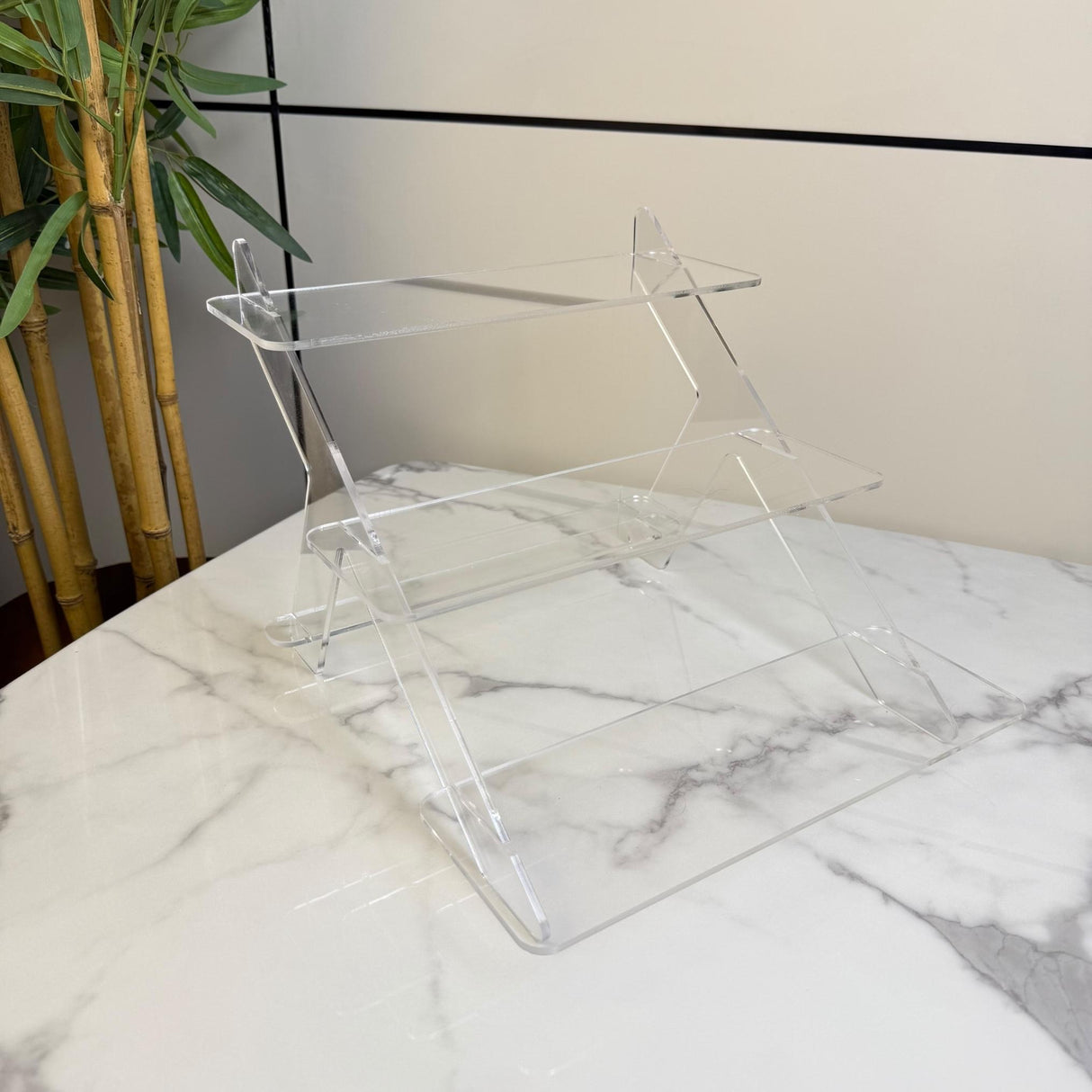 ستاند تقديم 3 طبقات من الأكريليك الشفاف