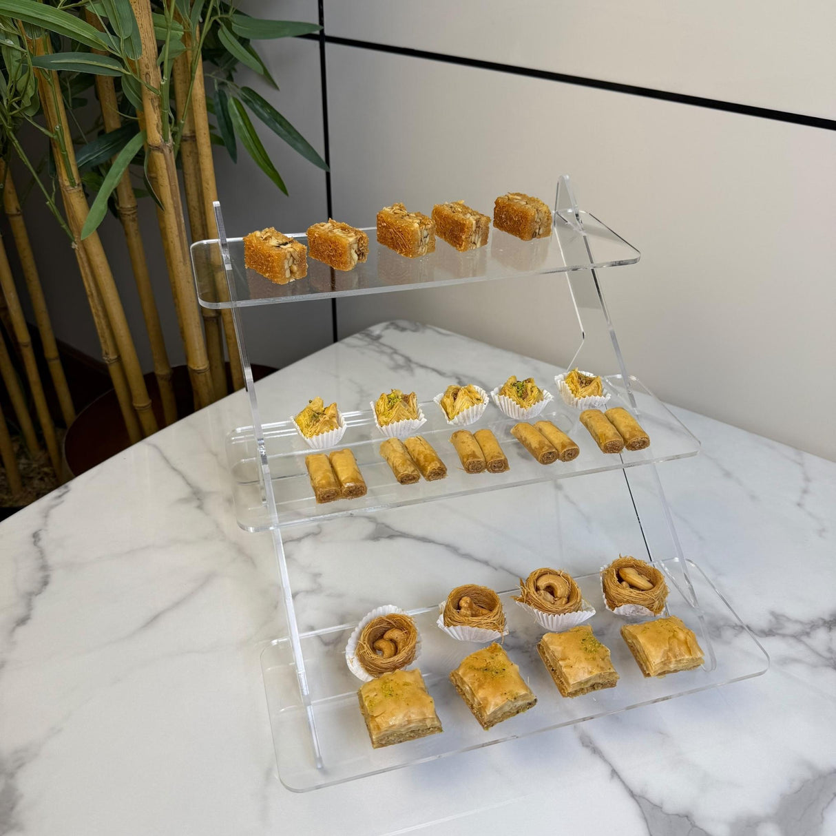 ستاند تقديم 3 طبقات من الأكريليك الشفاف