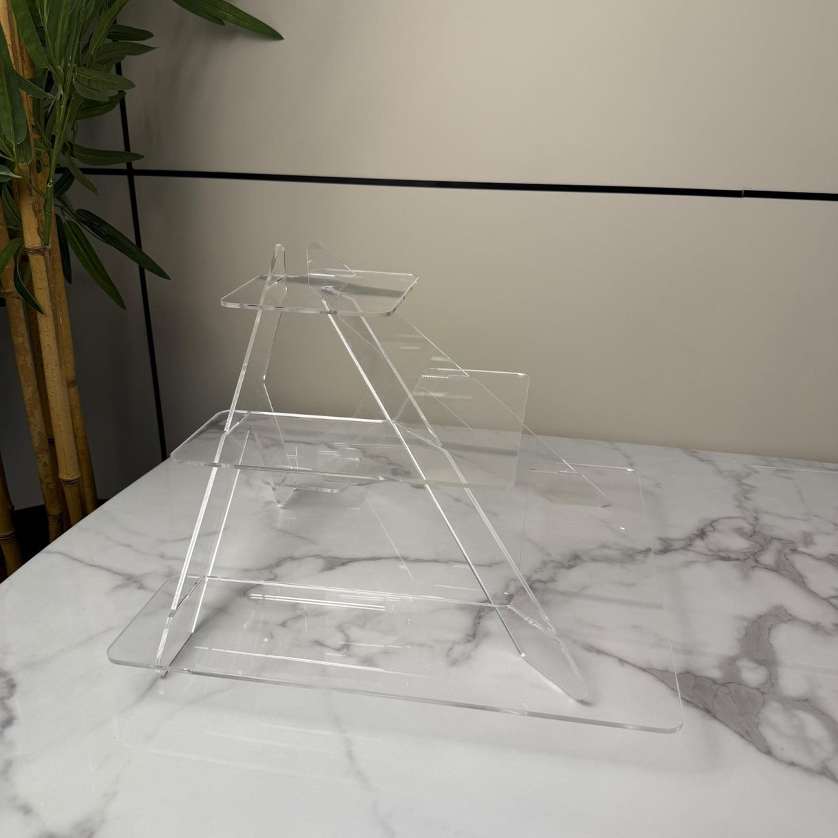 ستاند تقديم هرمي 3 طبقات من الأكريليك الشفاف
