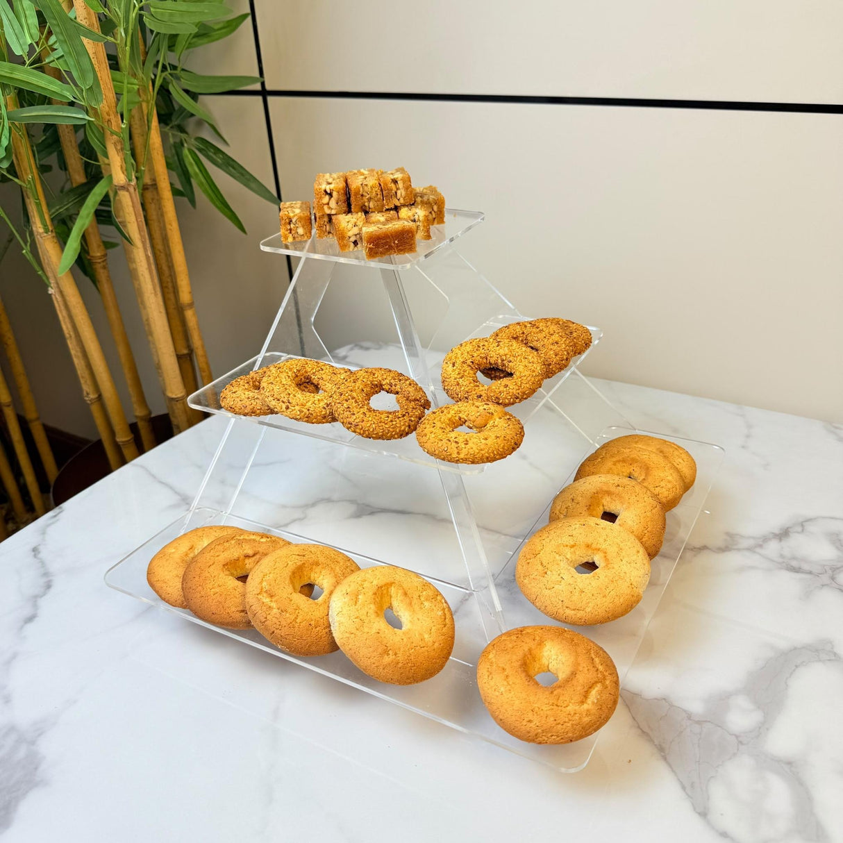 ستاند تقديم هرمي 3 طبقات من الأكريليك الشفاف