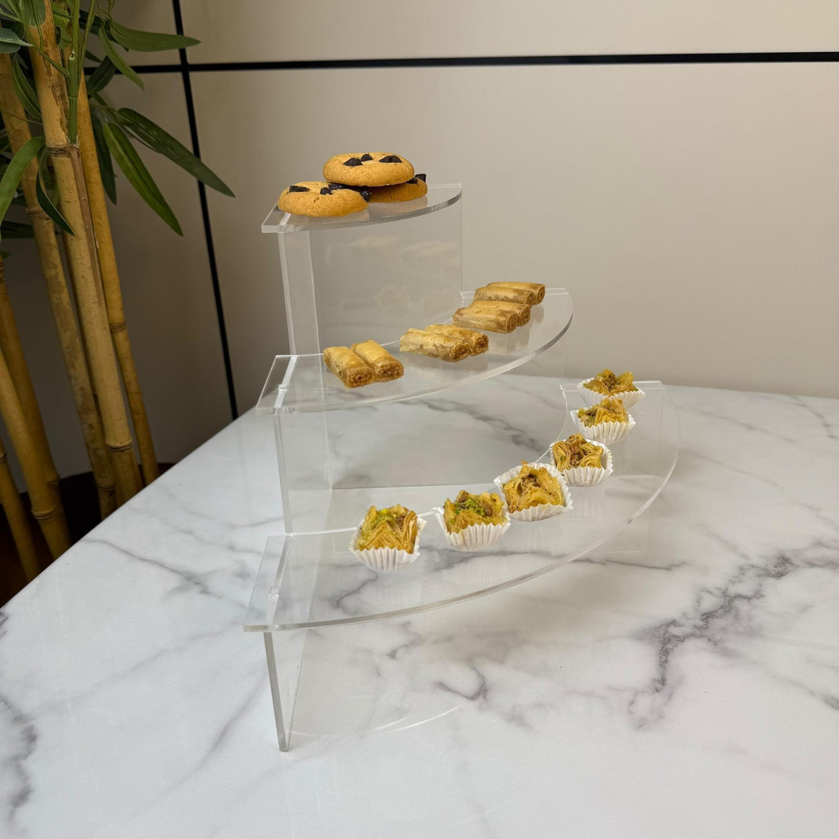 ستاند تقديم 3 طبقات بتصميم منحني من الأكريليك الشفاف