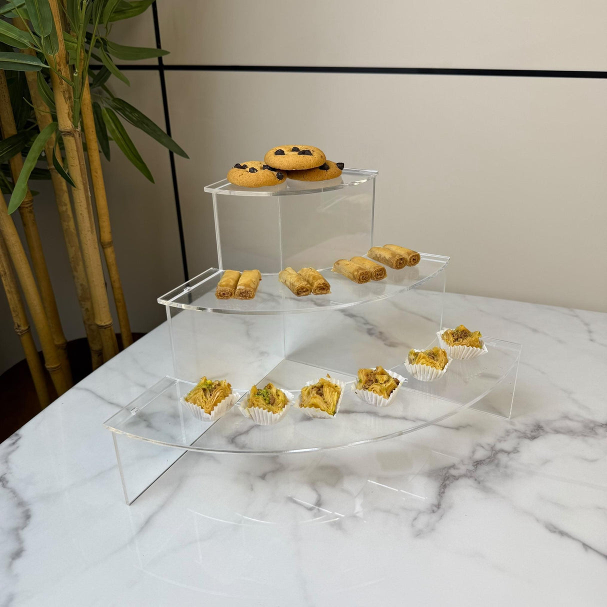 ستاند تقديم 3 طبقات بتصميم منحني من الأكريليك الشفاف