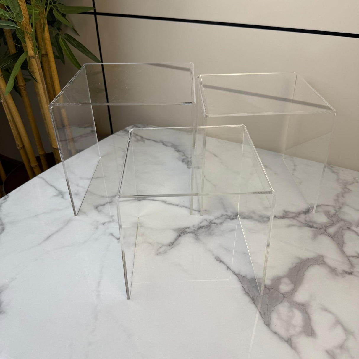مجموعة ستاندات مكعبة من الأكريليك الشفاف – 3 قطع
