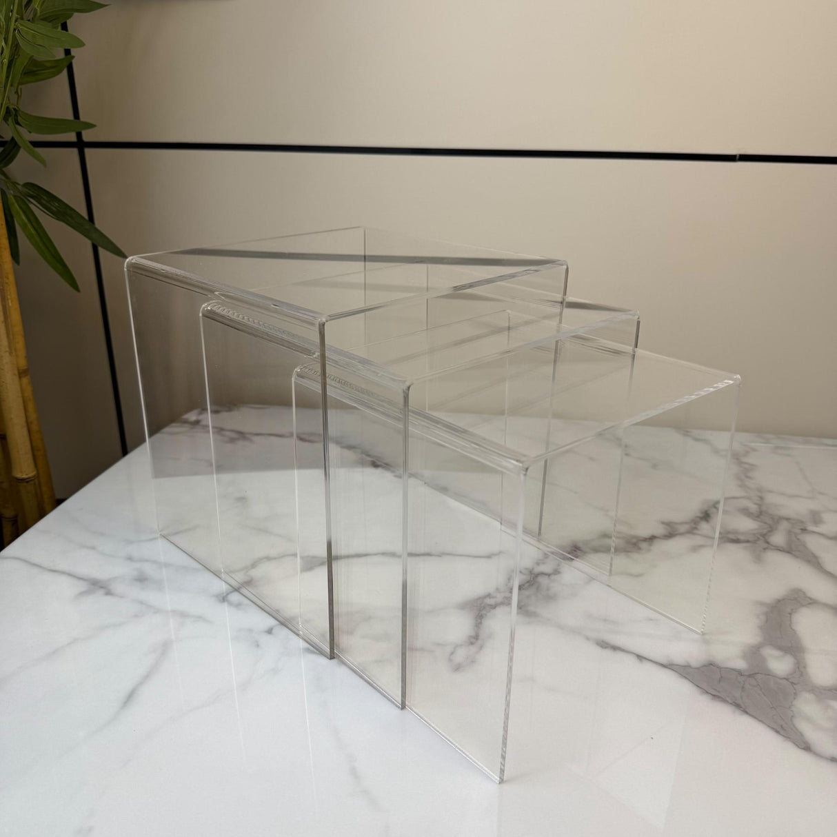 مجموعة ستاندات مكعبة من الأكريليك الشفاف – 3 قطع