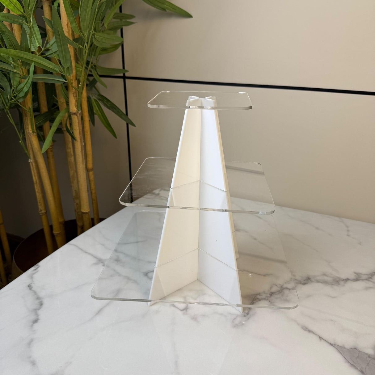 ستاند هرمي للتقديم 3 طبقات بقاعدة داخلية (أسود أو أبيض)