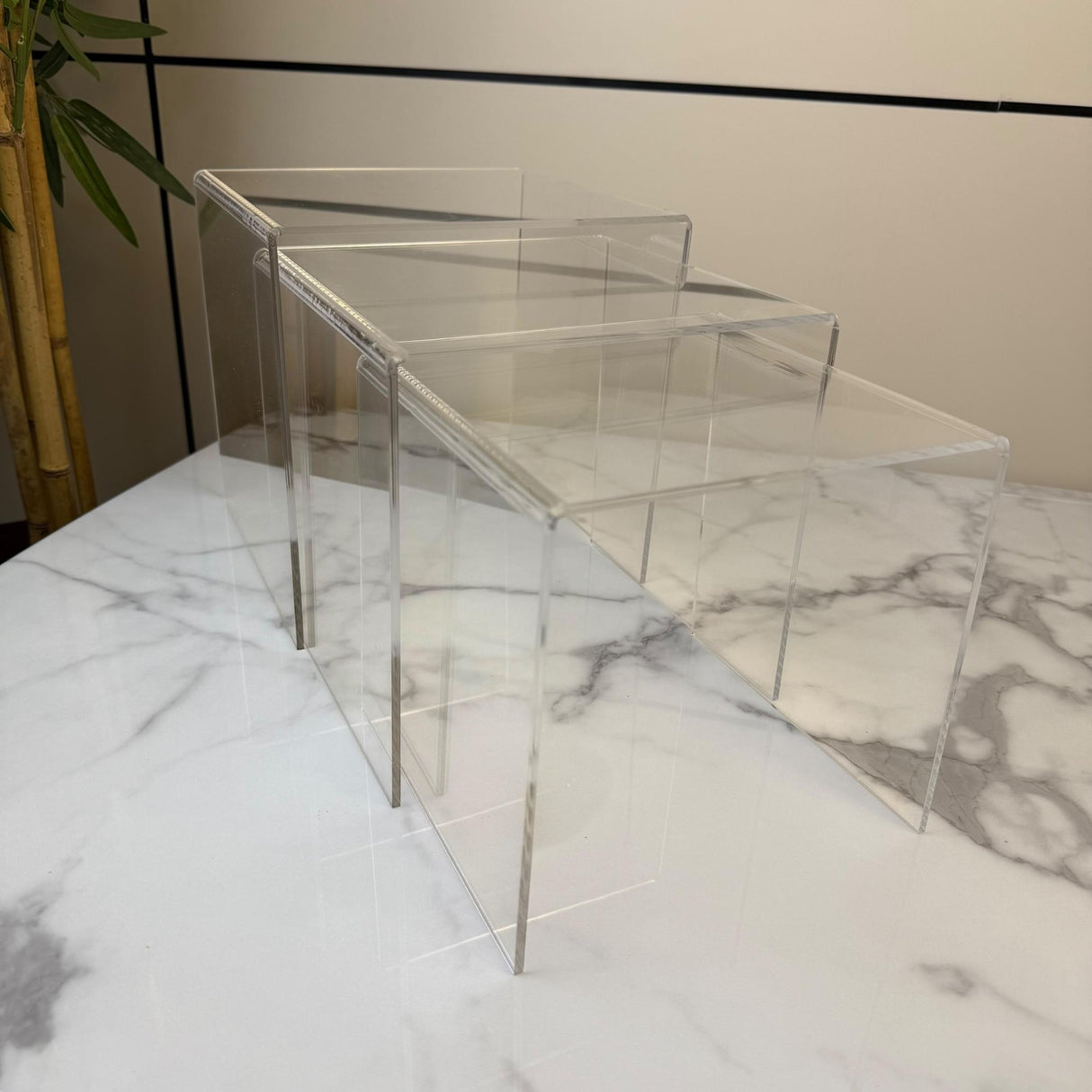 مجموعة ستاندات مكعبة من الأكريليك الشفاف – 3 قطع