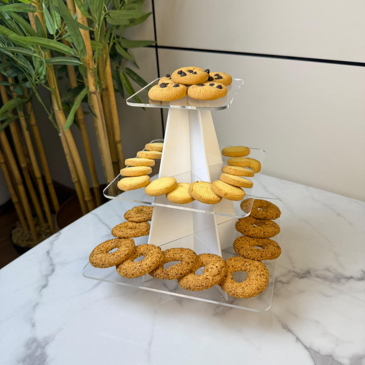 ستاند هرمي للتقديم 3 طبقات بقاعدة داخلية (أسود أو أبيض)