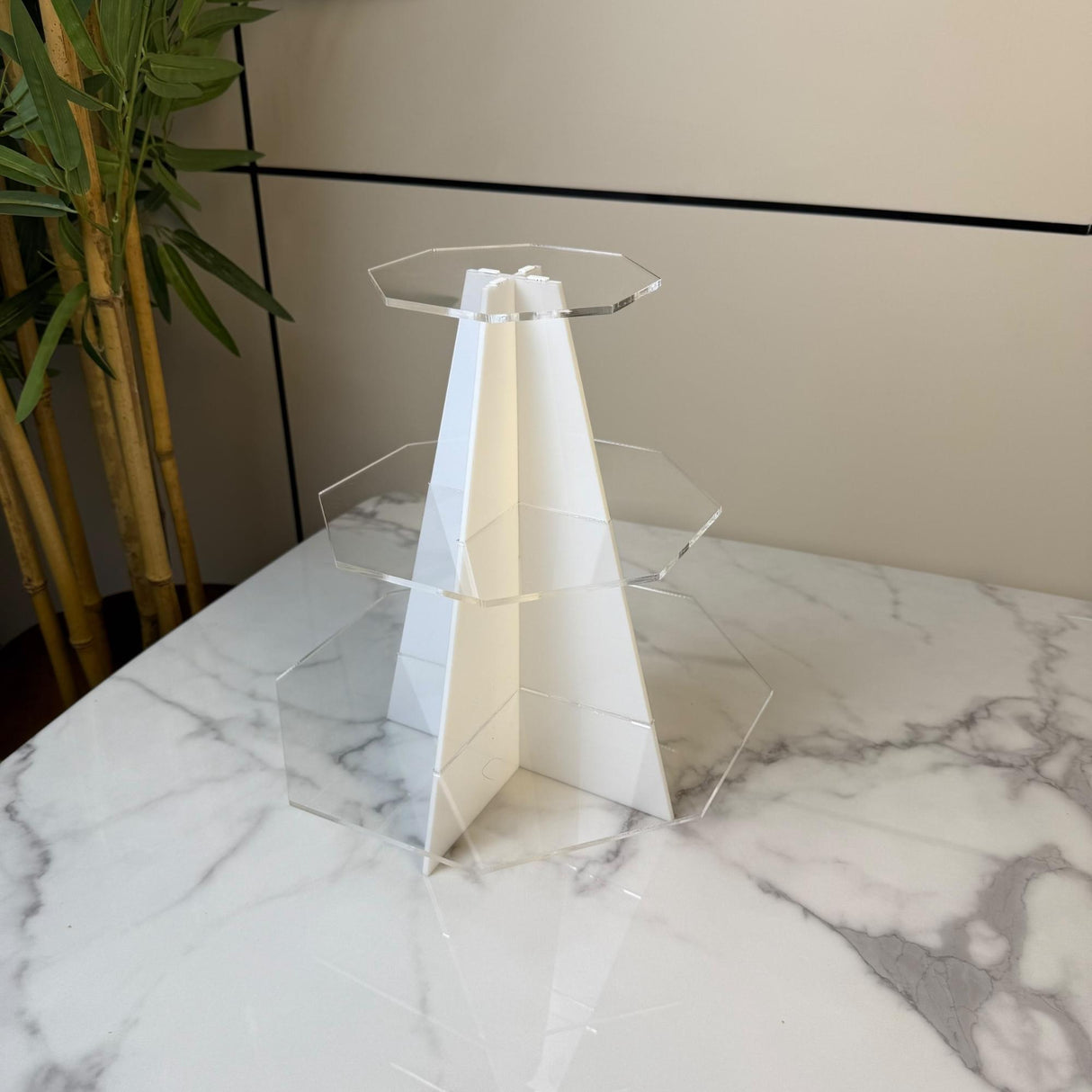 ستاند تقديم هرمي ثلاثي - شكل ثماني - بلونين