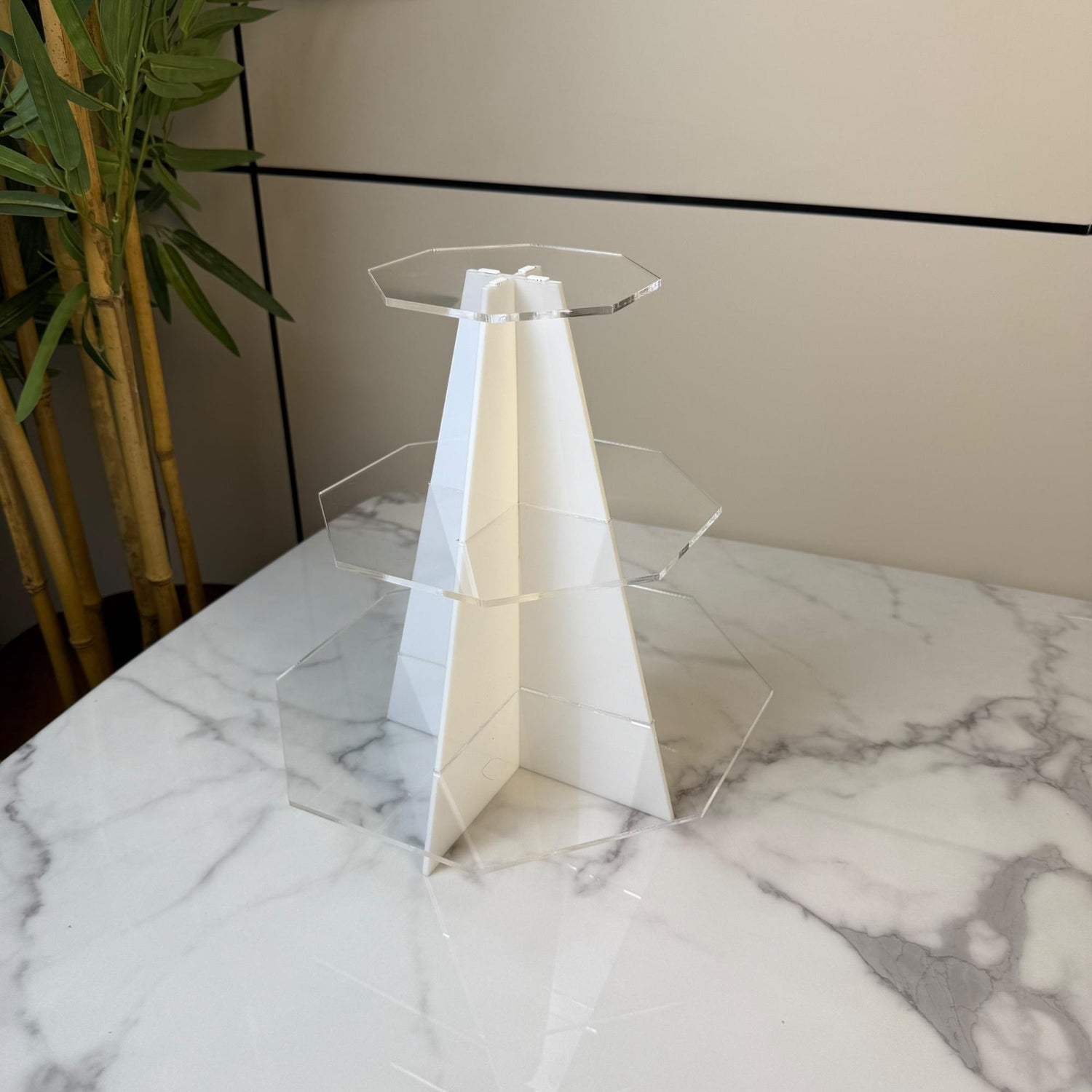 ستاند تقديم هرمي ثلاثي - شكل ثماني - بلونين