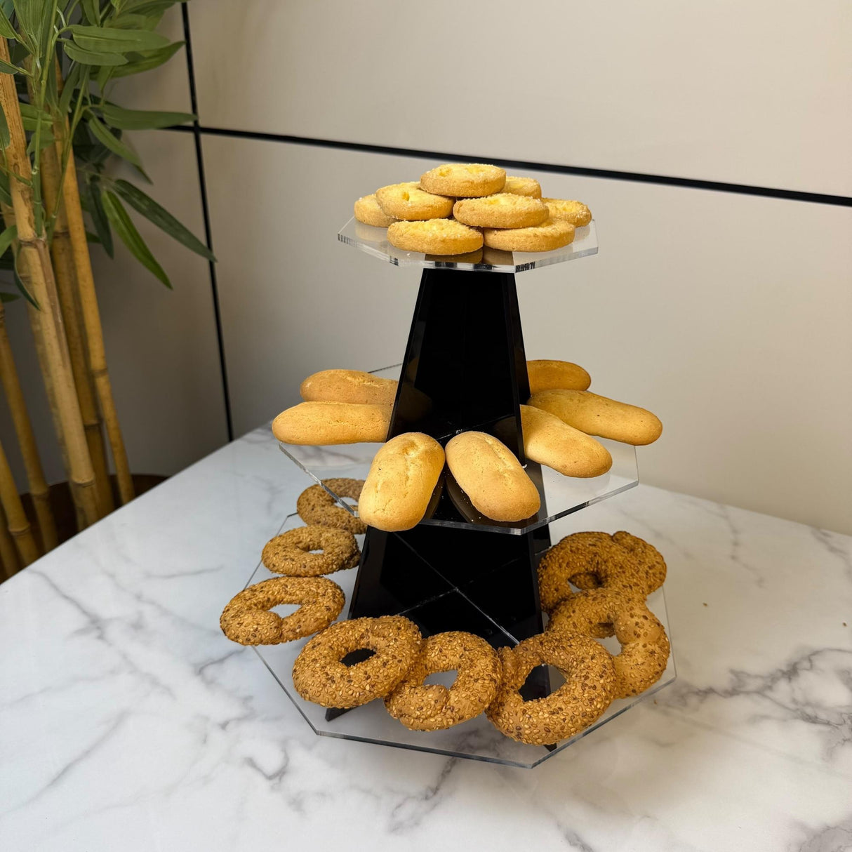 ستاند تقديم هرمي ثلاثي - شكل ثماني - بلونين