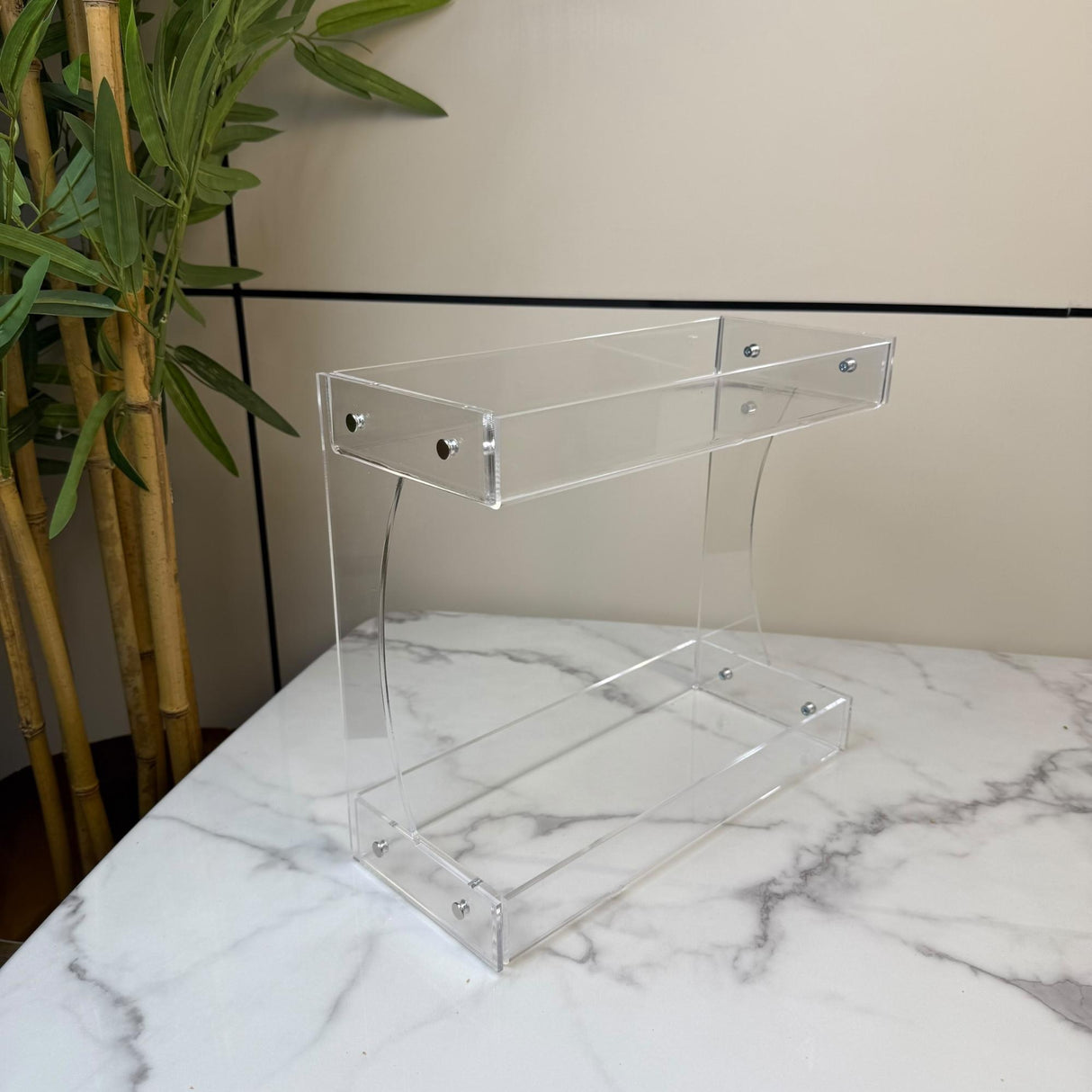 ستاند عرض طبقتين أكريليك شفاف – تصميم منحني أنيق