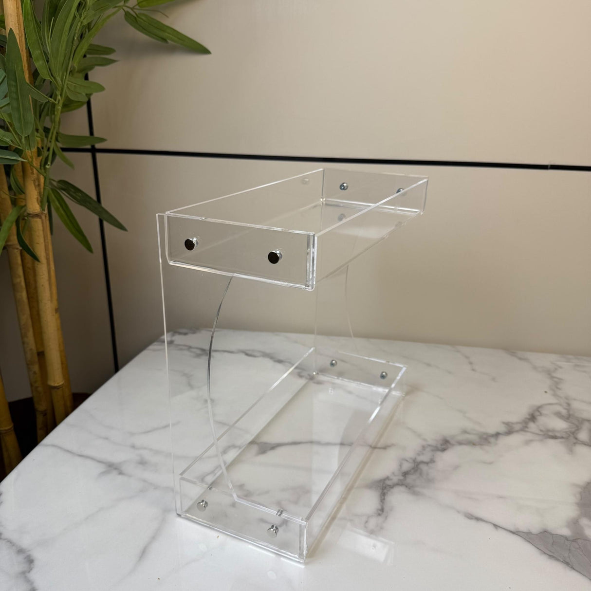 ستاند عرض طبقتين أكريليك شفاف – تصميم منحني أنيق