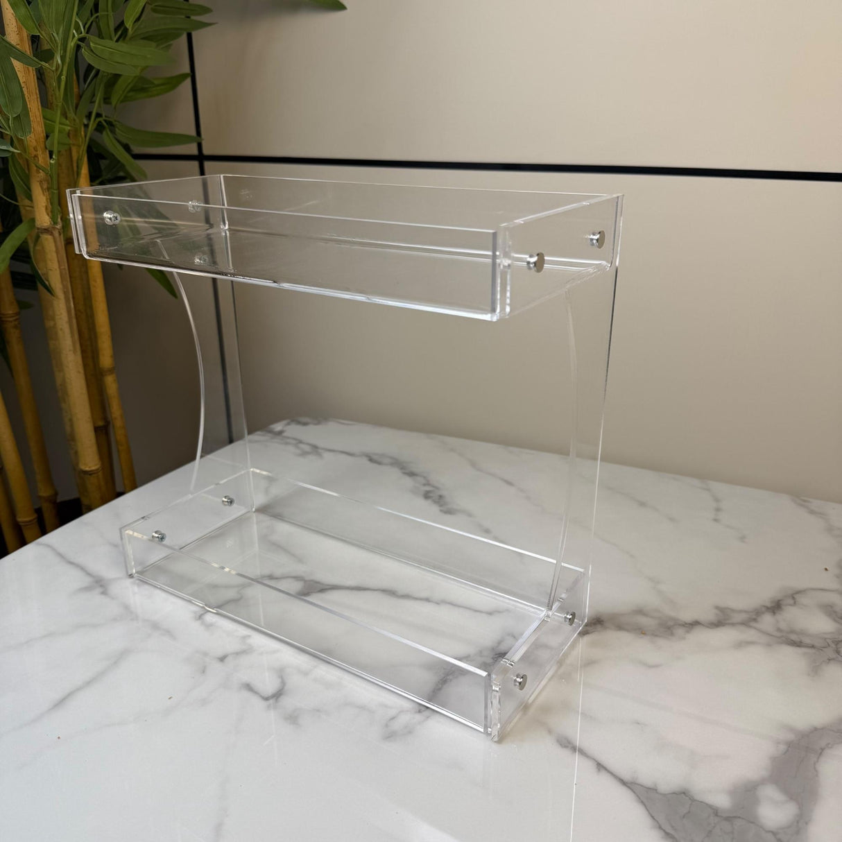 ستاند عرض طبقتين أكريليك شفاف – تصميم منحني أنيق