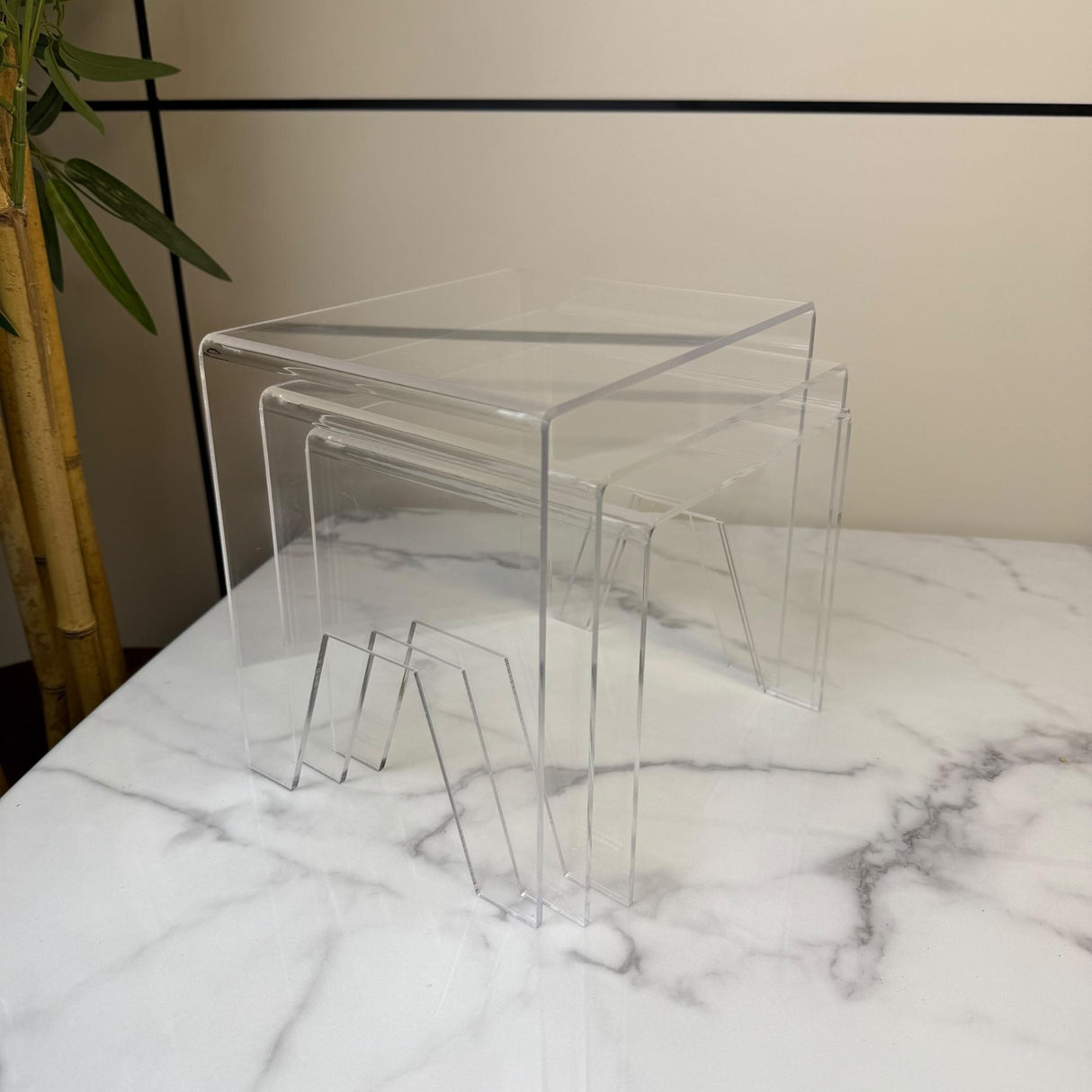 مجموعة قواعد عرض أكريليك شفافة - 3 أحجام متداخلة