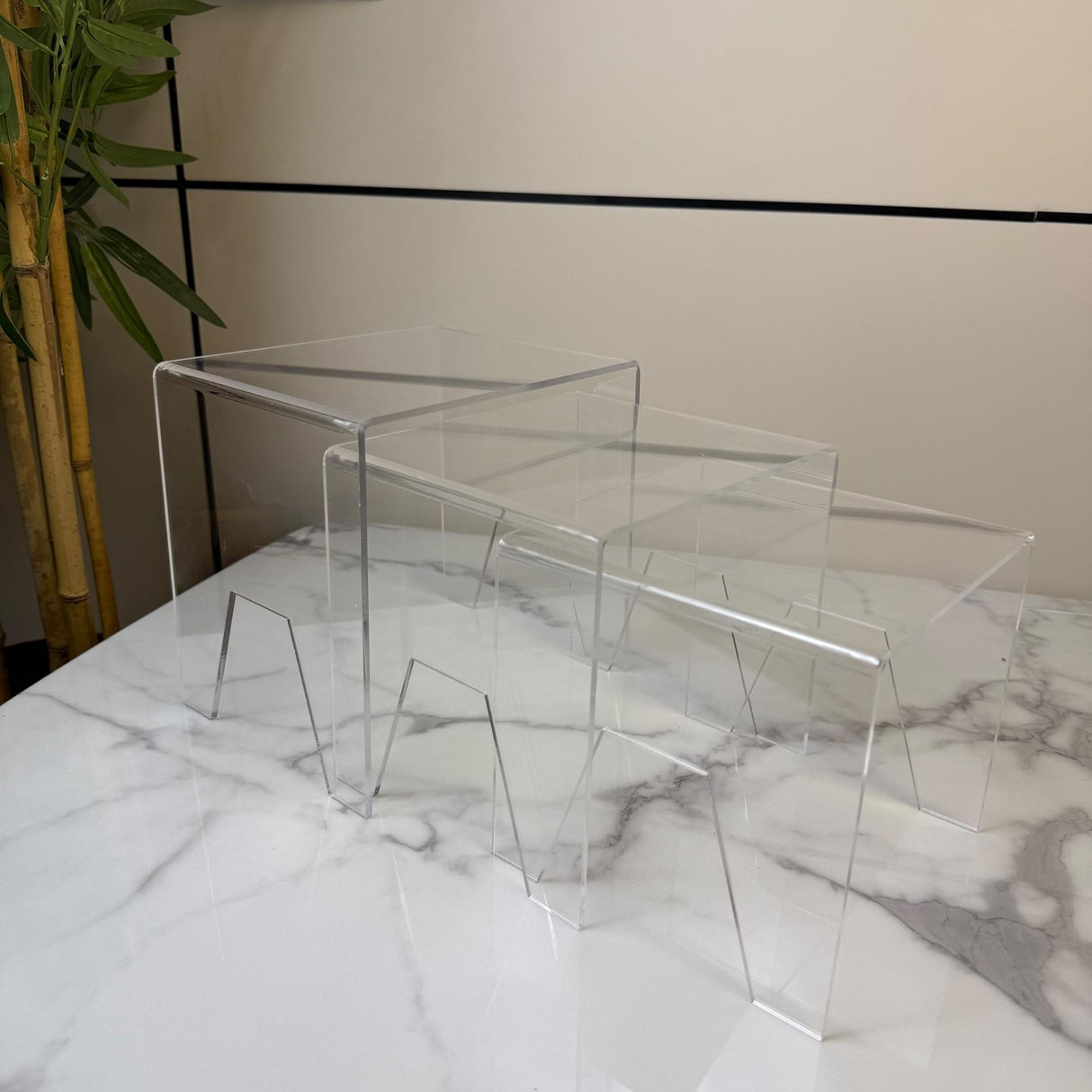 مجموعة قواعد عرض أكريليك شفافة - 3 أحجام متداخلة