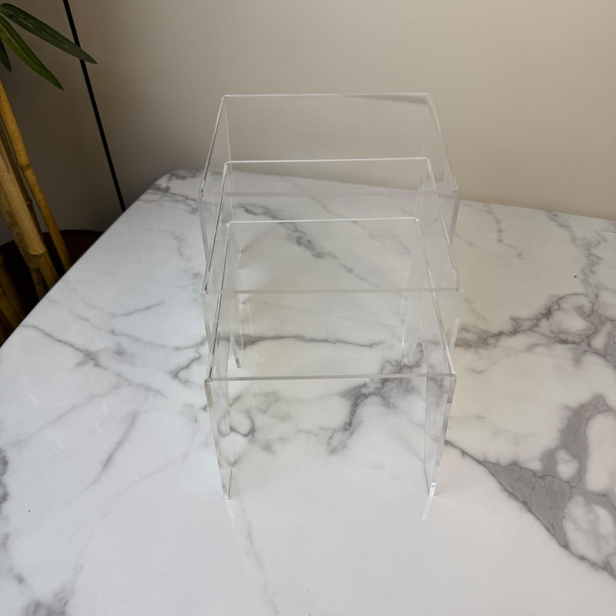 مجموعة قواعد عرض أكريليك شفافة - 3 أحجام متداخلة