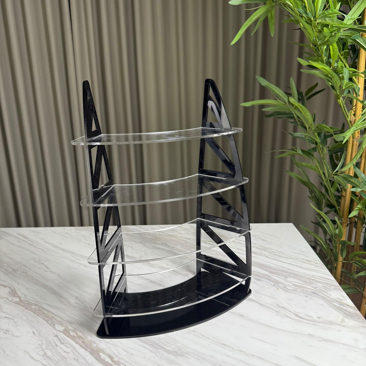 ستاند عرض أكريليك بتصميم عصري - 4 رفوف