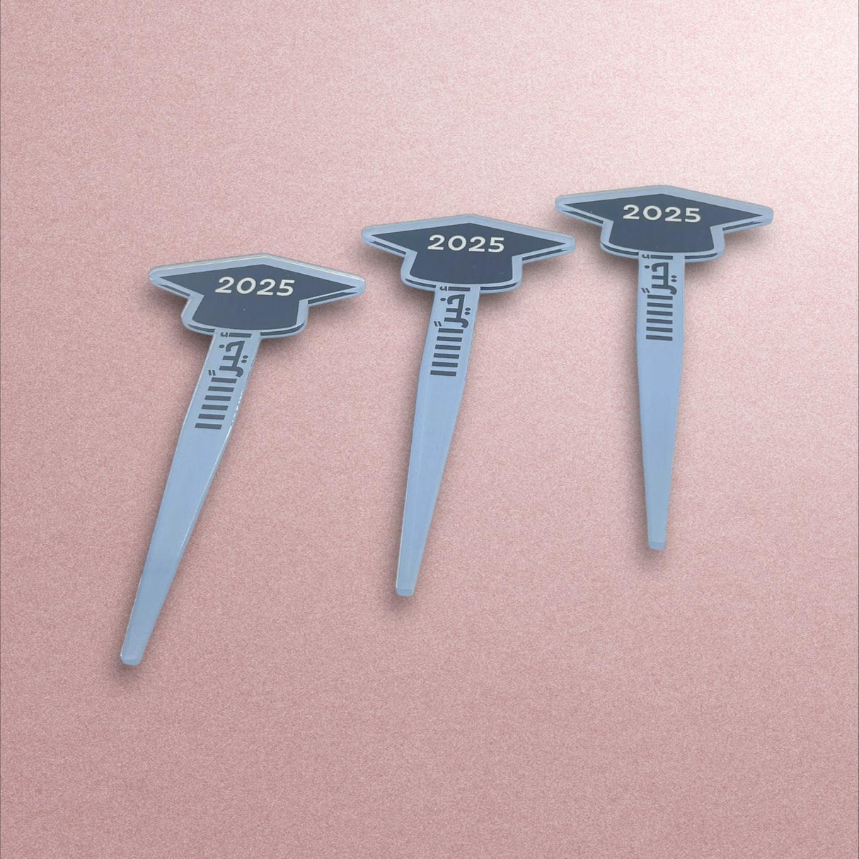 استيك تخرج 2025 - عبارة «أخيراً» - طقم من 3 قطع