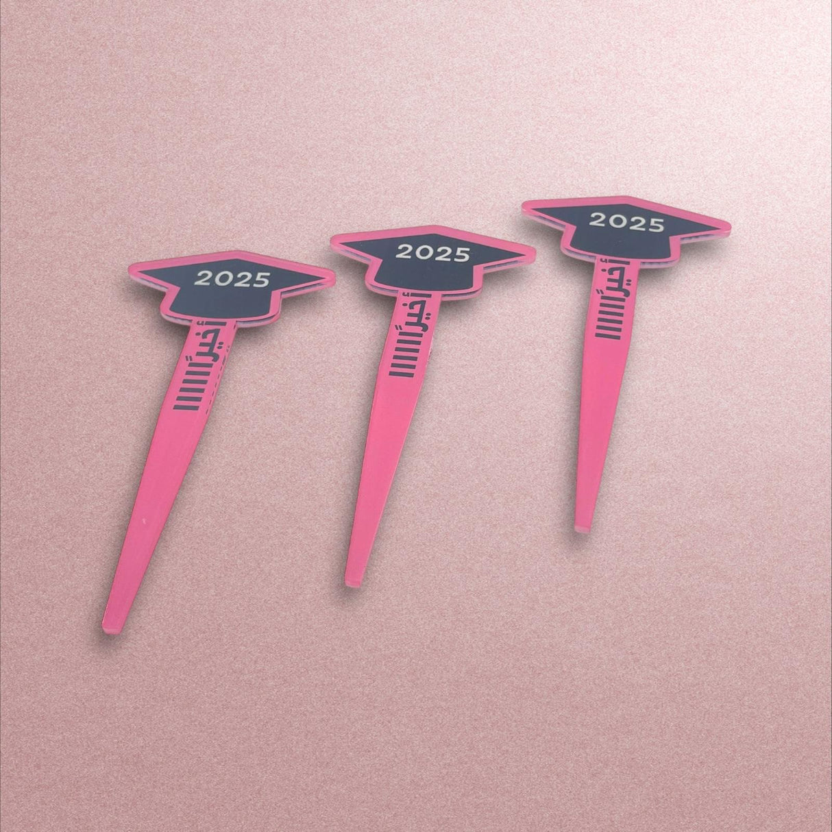 استيك تخرج 2025 - عبارة «أخيراً» - طقم من 3 قطع