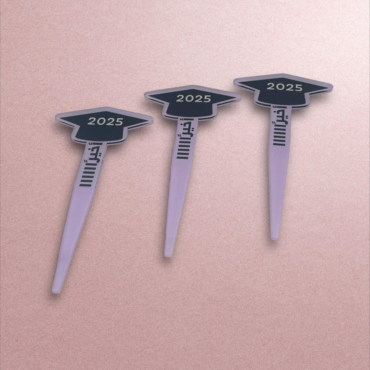 استيك تخرج 2025 - عبارة «أخيراً» - طقم من 3 قطع