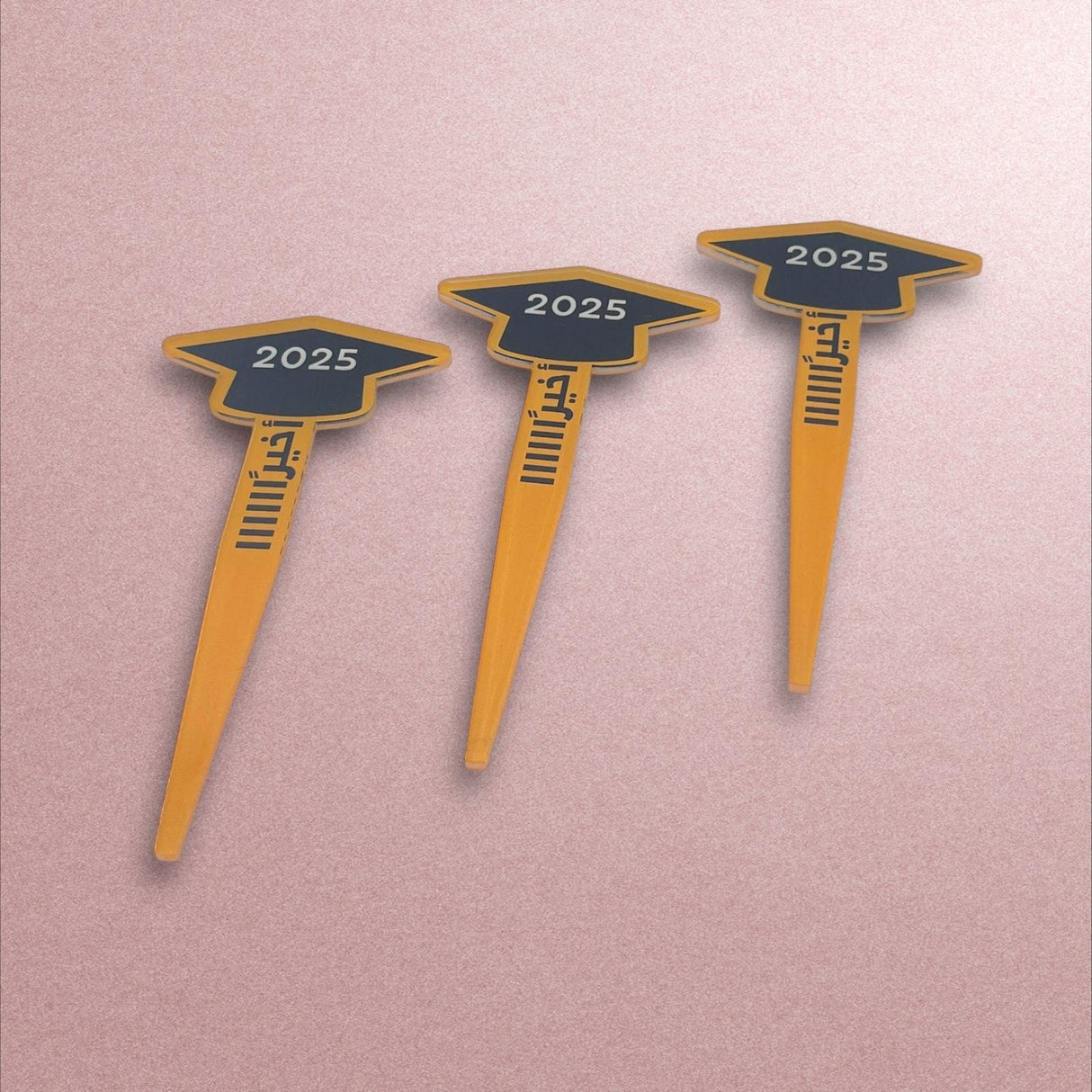 استيك تخرج 2025 - عبارة «أخيراً» - طقم من 3 قطع