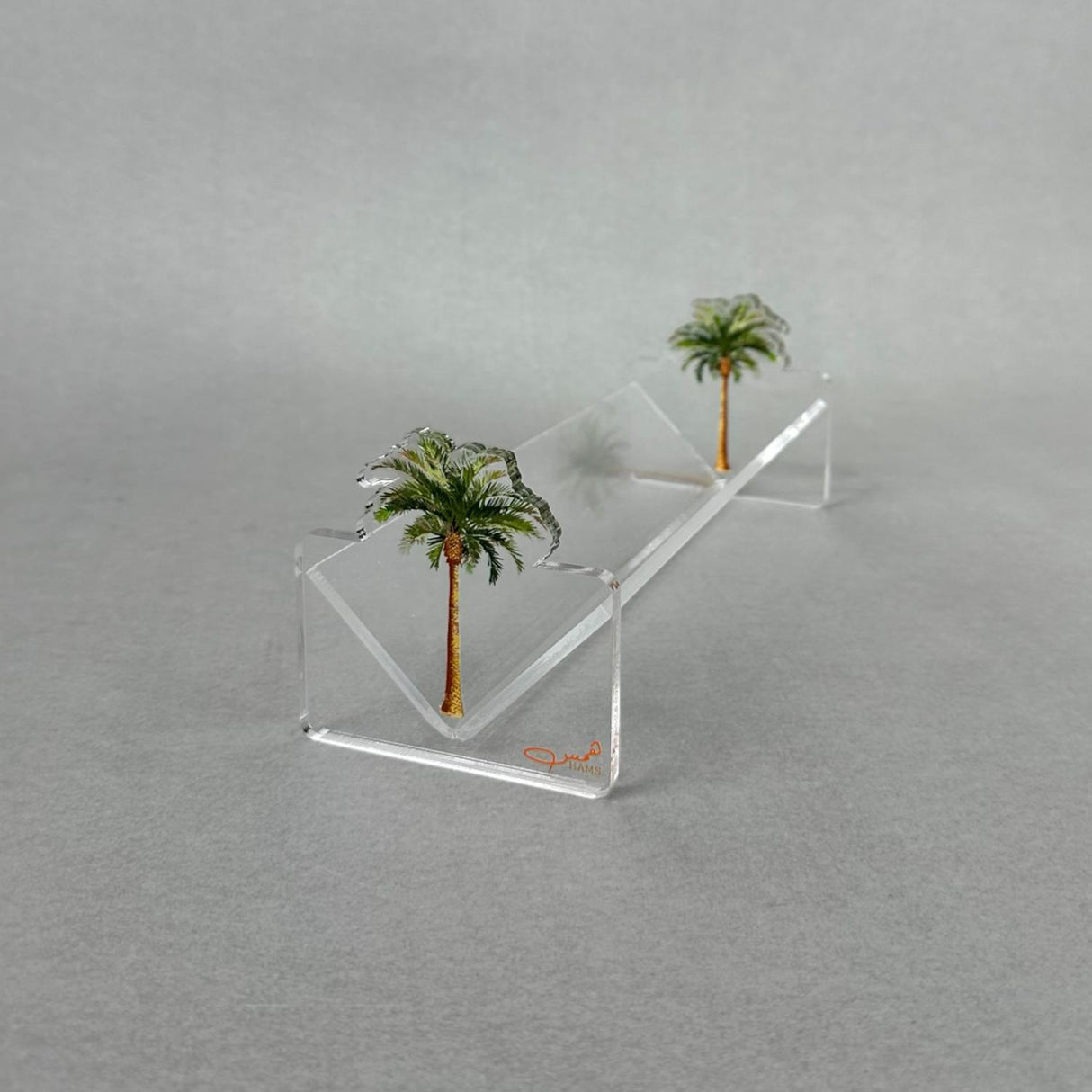 ستاند أكريليك لحمل فناجين القهوة – تصميم النخيل الفاخر