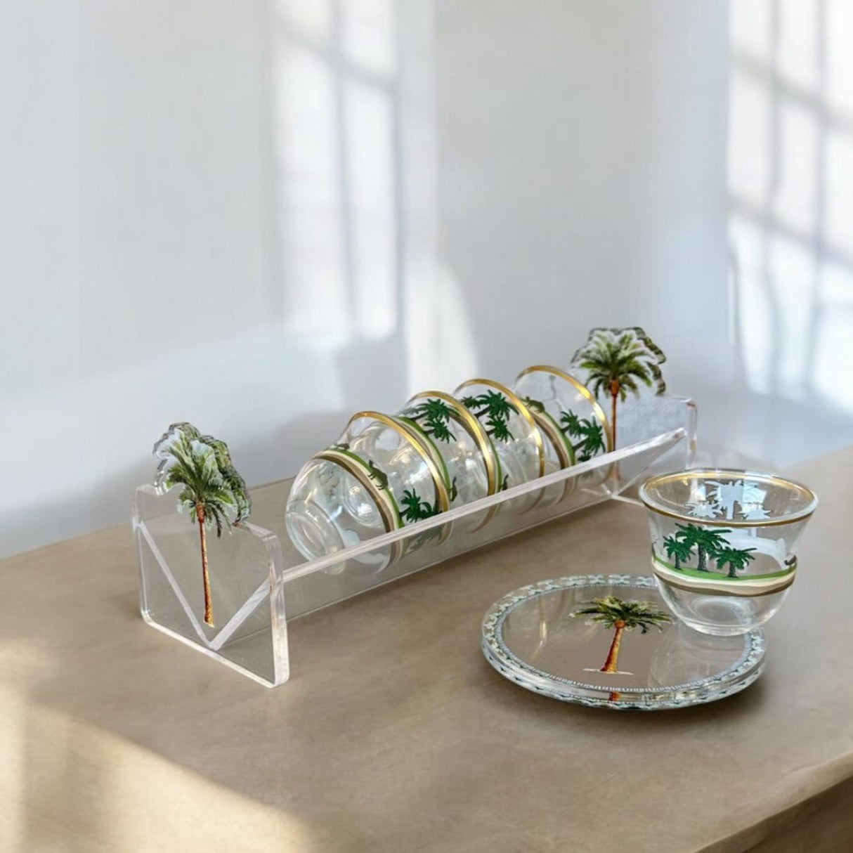 ستاند أكريليك لحمل فناجين القهوة – تصميم النخيل الفاخر