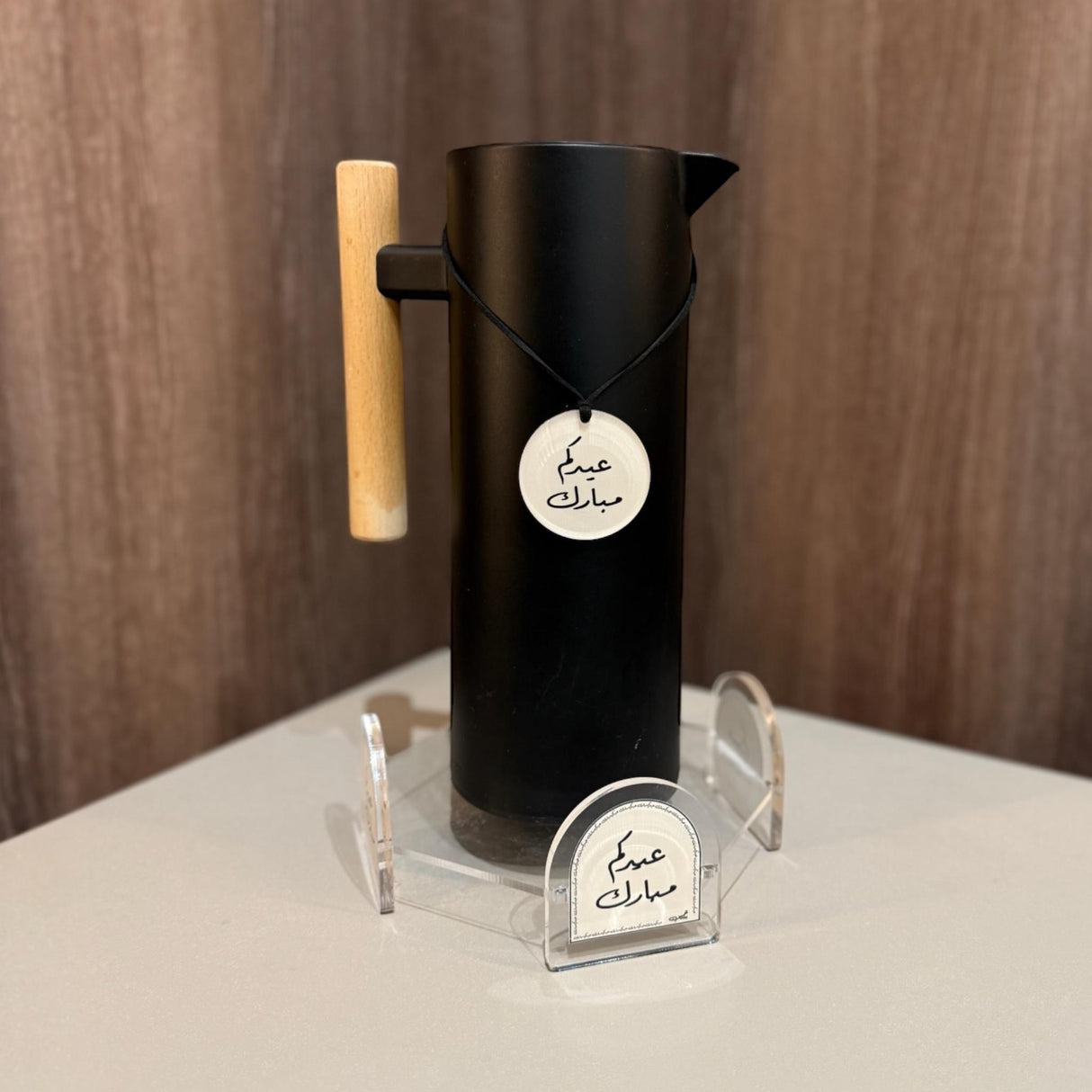 استاند دلة  – أكريليك فاخر لتنظيم الضيافة