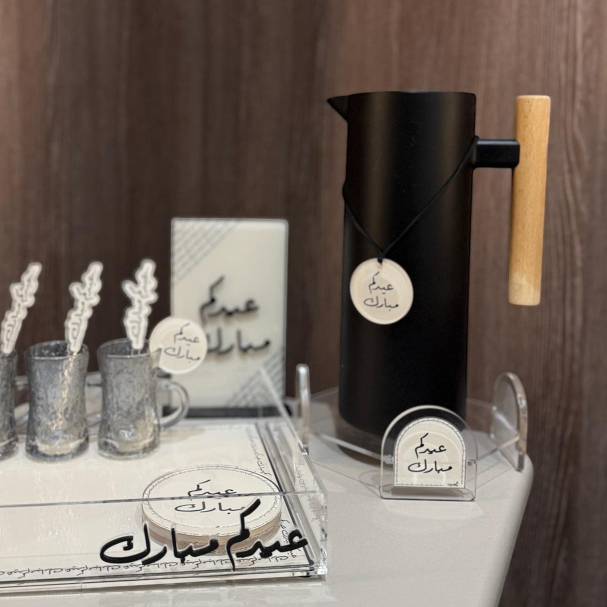 استاند دلة  – أكريليك فاخر لتنظيم الضيافة