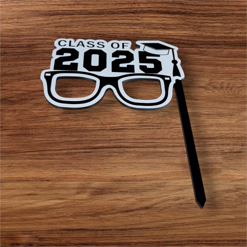 اكسسوار تخرج أكريليك - دفعة ٢٠٢٥ مع نظارة وقبعة